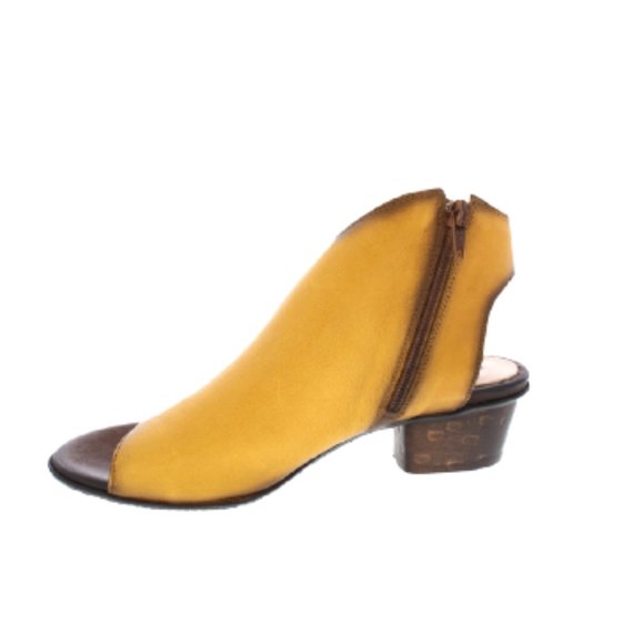 Unity in Diversity® Shasta Daisy Leather Sandals - Picture 6 of 12